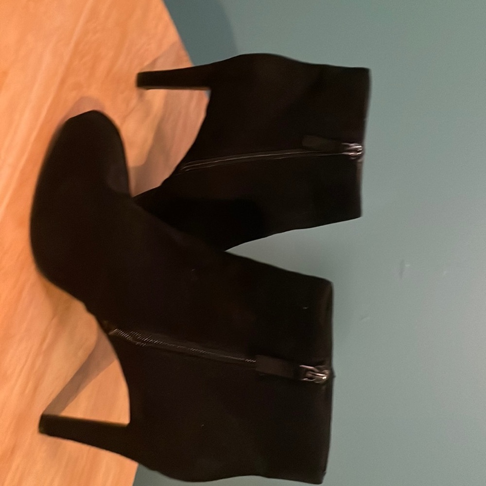 Issac Mizrahi : Highline United: Shelby : Black Suede Boot : 9M